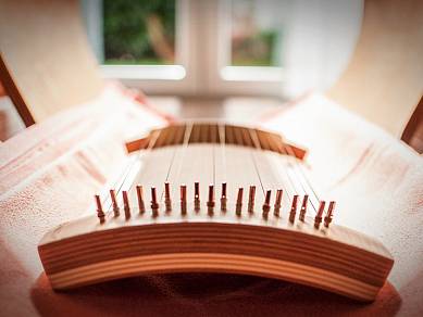 Körpertambura (in der Klangwiege)